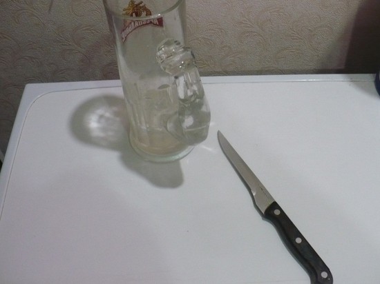 Нож и спиртное