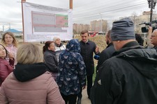 Глава администрации Ленинского района Александр Грибенник на встрече с жителями микрорайона.