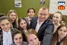 Николай Бондаренко со школьниками. Фото из архива администрации Предгорного округа Ставрополья