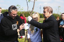  Дерево посадили Лев Лещенко и Владимир Владимиров
