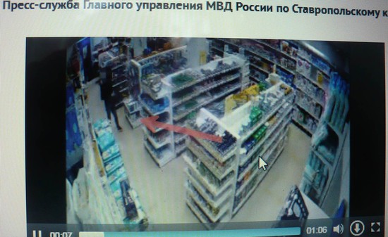 Вор попал в объектив камеры. Кадр из видео с сайта ГУ МВД России по Ставрополью
