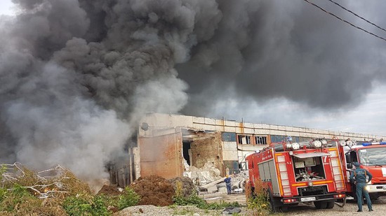 Пожар на складе резино-технических изделий в Ставрополе