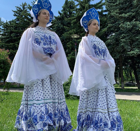 Русские девушки в костюмах на тему Гжели. Администрации Предгорного округа Ставрополья