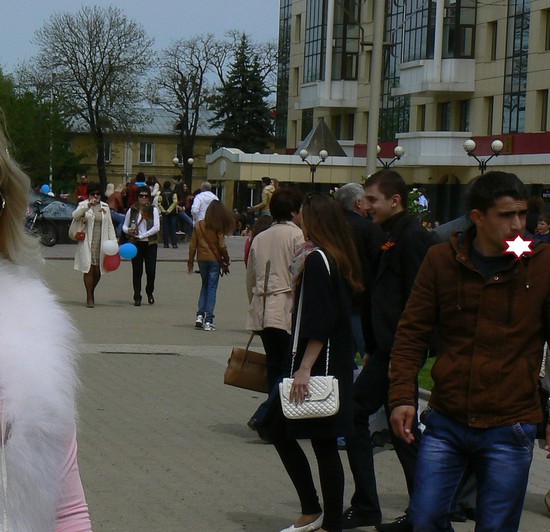 Молодежь на Александровской площади