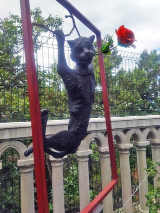 Ялтинский кот – одна  из многочисленных  скульптур котов на курорте