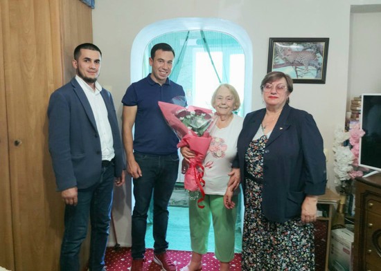 Долгожительнице вручили цветы и угощения. Пресс-служба Ставропольского реготделения партии «Единая Россия»