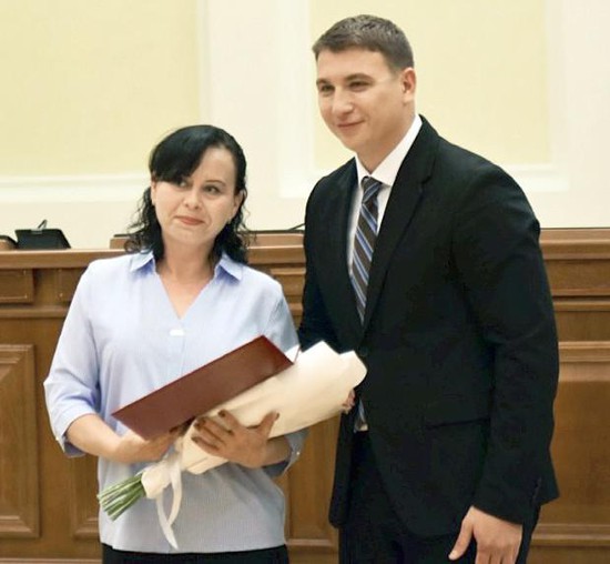Денис Полюбин с награжденным представителем  сферы торговли
