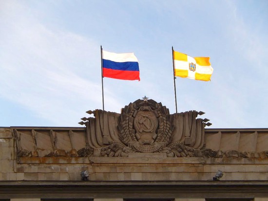 Сегодня на здании Правительства Ставропольского края мирно соседствуют исторические и современные государственные символы.