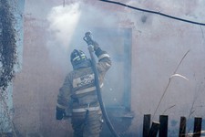 Пожарные продолжают бороться с серьезным пожаром на Сенгилеевском озере