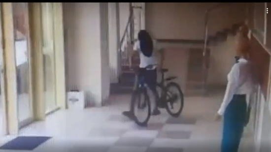 Кража велосипеда в Пятигорске. Скриншот из видео ГУ МВД России по Ставрополью