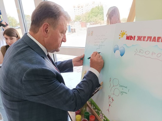 Мэр Иван Ульянченко оставил свои пожеланиям детям, родителям и работникам детского сада.