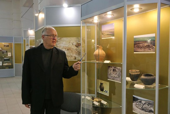 Археолог Виталий Бабенко провел экскурсию по авторской выставке