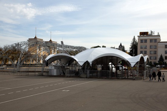 Установка малого шатра ледового катка. Пресс-служба администрации города Ставрополя