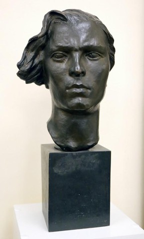  «Портрет партизанки» скульптора Веры Мухиной был отлит в бронзе в 1942 году