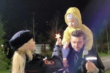 Автоинспекторы вручают жителям Ставрополя световозвращатели