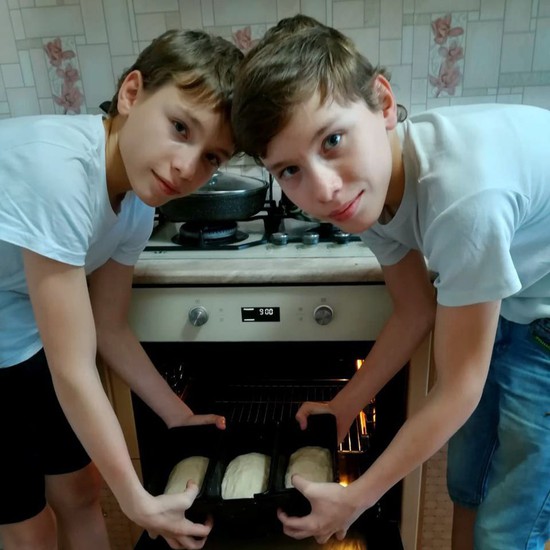 Мальчики готовят выпечку. Администрация Кировского городского округа