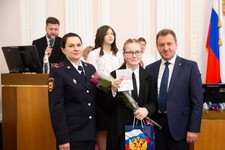 Иван Ульянченко вручил паспорта юным жителям краевой столицы. Фото администрации Ставрополя