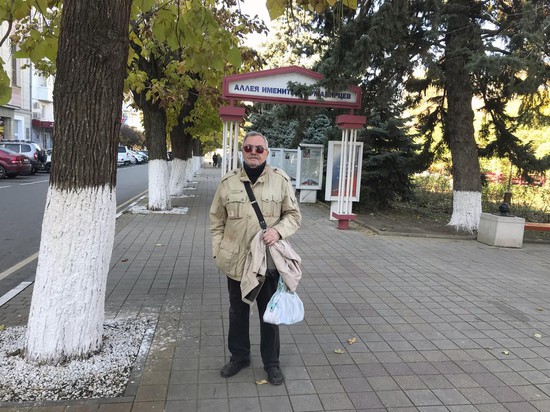  Мой отец Юрий Алексеевич Секачев возле городской  Аллеи почётных граждан