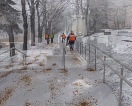 Коммунальщики посыпают снег. Скриншот из видео в Телеграм-канале мэра Ставрополя Ивана Ульянченко