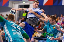 Александр Гребенкин бросает в борьбе по воротам Белоруссии