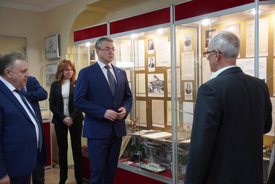 Одним из первых посетителей выставки стал губернатор края  Владимир Владимиров