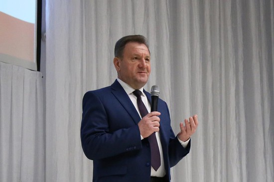 Глава Ставрополя Иван Ульянченко приветствует участников конкурса