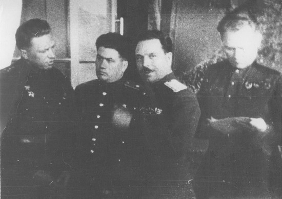Начальник отделения альпинистов оперативной группы Закавказского фронта А.М. Гусев (крайний слева) докладывает  командующему фронтом И.В. Тюленеву об установке Государственного флага СССР на вершине Эльбруса (февраль 1943 года)