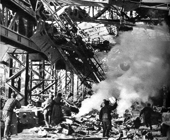 Воины 62-й армии ведут бой в одном из цехов завода «Красный Октябрь». Ноябрь 1942 года