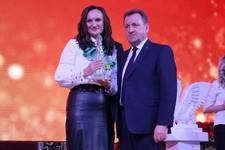 За победу в городском этапе конкурса «Учитель года» награду Наталье Герасимовой вручал мэр Ставрополя Иван Ульянченко