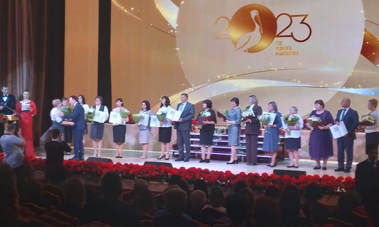 Многим учителям Ставрополья министр образования Евгений Козюра вручил награды