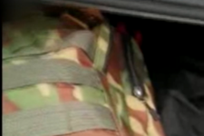 Найденная на дороге автоинспекторами сумка. Скриншот из видео ГИБДД ГУ МВД России по Ставропольскому краю