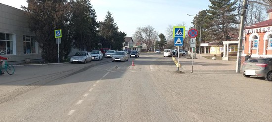 Под колеса пожилого водителя попала жительница села Кочубеевского. Фото ГИБДД СК