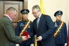 Владимир Владимиров передал награду отцу Героя. Пресс-служба губернатора Ставрополья