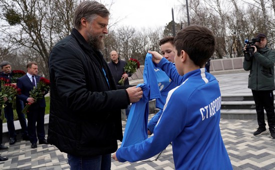 Спортсмены подарили футболку с символикой турнира Евгению Духину. Пресс-служба губернатора Ставрополья