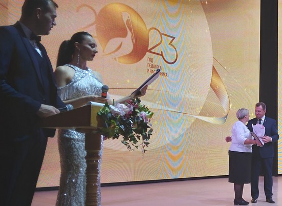 Иван Ульянченко поздравляет ветерана отрасли образования
