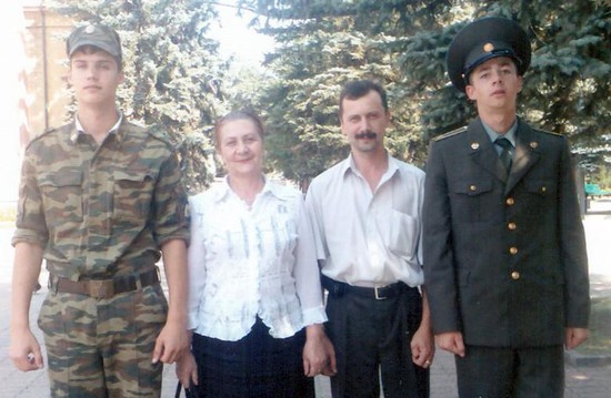 Таисия Дмитриевна и Константин Юрьевич Лавринец (в центре)  с бывшими воспитанниками