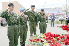 В возложении цветов  принимали участие школьники и кадеты