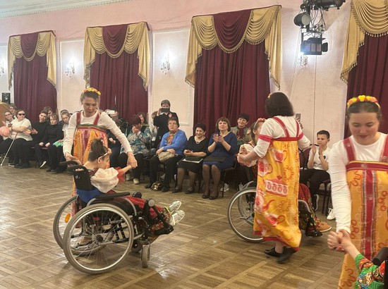 Танцы на колясках на балу. Пресс-служба администрации г. Ставрополя