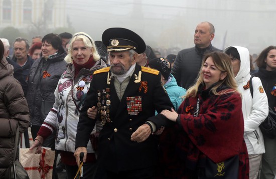 Ветеран войны Григорий Башкатов после торжественного парада