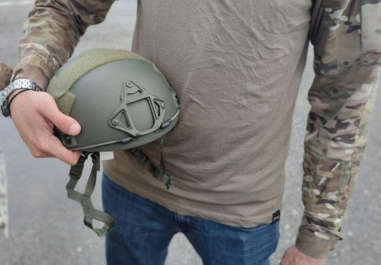 Бойцу передали новый шлем. Пресс-служба администрации города-курорта Кисловодска