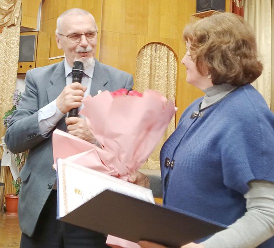 Татьяна Захарина принимает поздравления  от Георгия Колягина