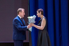 Глава города Иван Ульянченко поздравил директора школы искусств Наталью Примакову