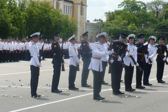 Показательное выступление кадет с оружием на площади Ленина