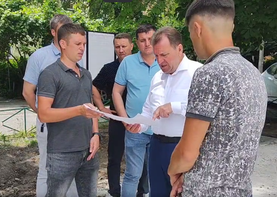 Иван Ульянченко раздаёт поручения. Скриншот из видео в Телеграм-канале мэра Ставрополя