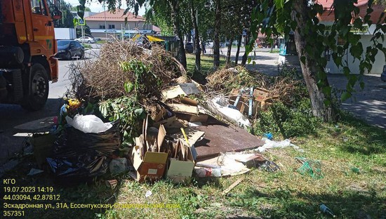 Разбросанный мусор на ул. Эскадронной ст. Ессентукской. Администрация Предгорного округа СК