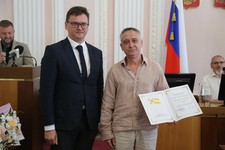 Дмитрий Фитисов (справа) с Почётной грамотой министерства экономического развития Ставропольского края