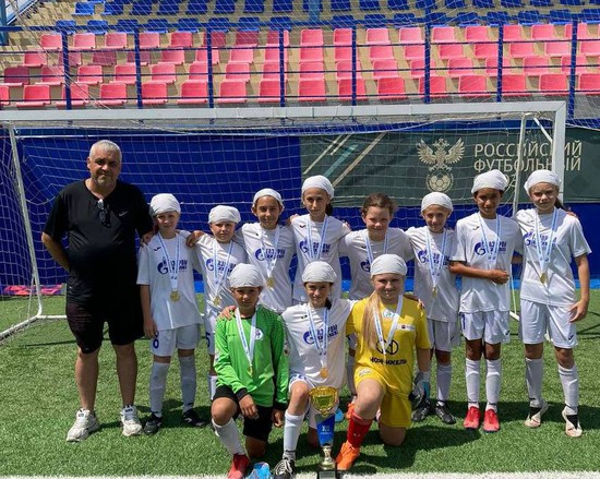 Юные футболистки-победительницы. Пресс-служба администрации города Ставрополя