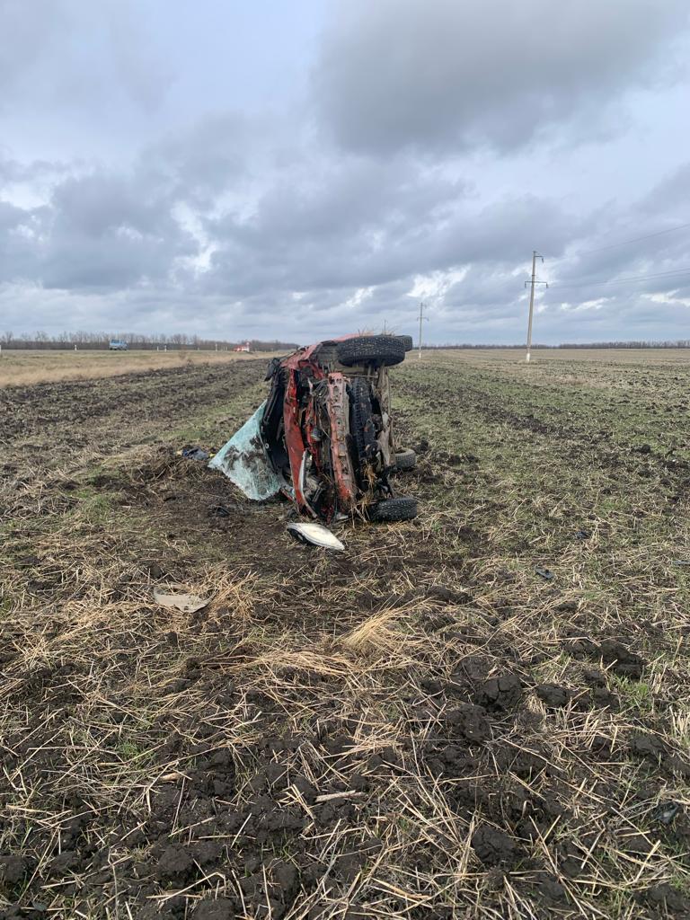 В Грачевском округе в поле перевернулась автомобилистка на иномарке