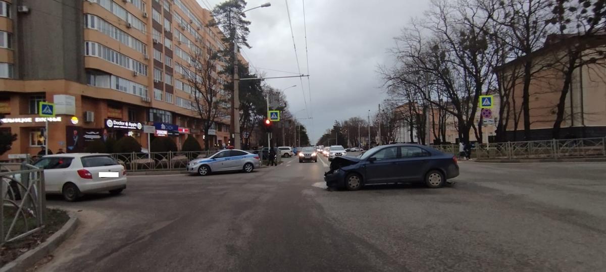 В Ставрополе из-за проезда на красный свет в ДТП пострадала пожилая пассажирка