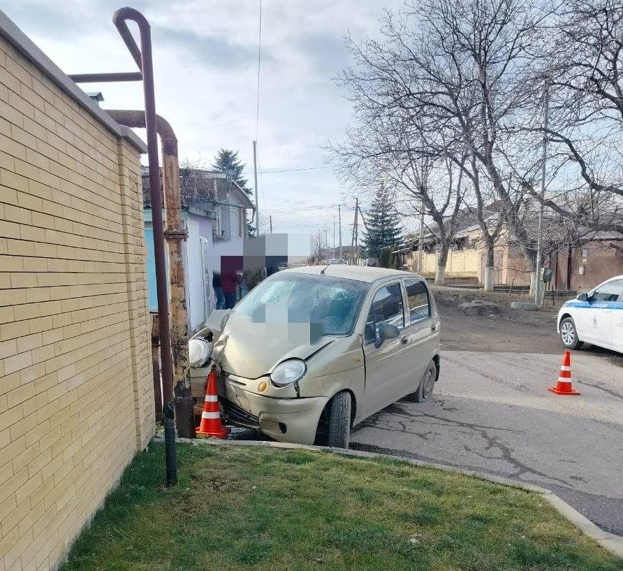 В Предгорье в открытый люк угодила машина, в которой сильно пострадал подросток